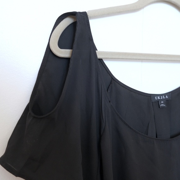 Black Top / Short Sleeves / Cut-Out Shoulders - Picture 5 of 6